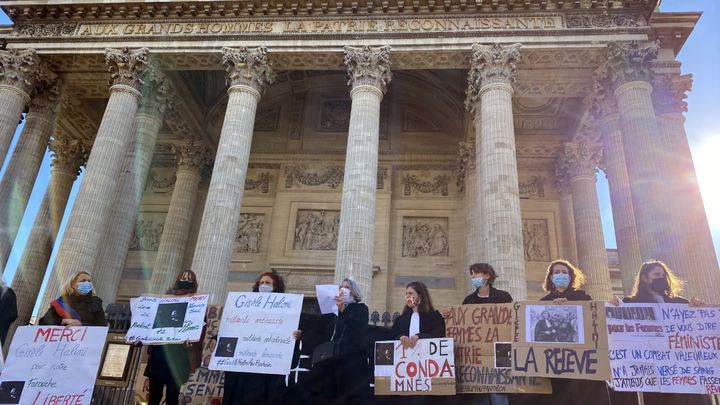 Une action féministe pour demander l'entrée au Panthéon de Gisèle Halimi était organisée dimanche 11 octobre devant le monument. (LAURIANE DELANOE / RADIO FRANCE)