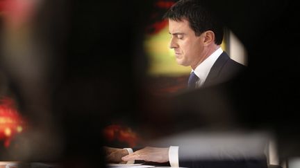 Manuel Valls, sur le plateau du 20 heures de France 2, dimanche 7 d&eacute;cembre 2014 &agrave; Paris.&nbsp; (FRANCOIS GUILLOT / AFP)