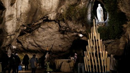 Des pèlerins&nbsp;se recueillent devant la statue de la Vierge&nbsp;Marie dans la grotte de Massabielle, à Lourdes (Hautes-Pyrénées), le 4 novembre 2016. (REGIS DUVIGNAU / REUTERS)