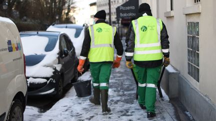 Des employés de la mairie de Paris en opération de salage près de Montmartre, le 10 février. (VICTOR VASSEUR / FRANCE-INFO)