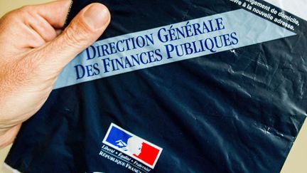 &nbsp; (Si la suppression de la première tranche d'impôts sur le revenu est votée, six millions de Français auront le sourire en ouvrant ce courrier © MaxPPP)