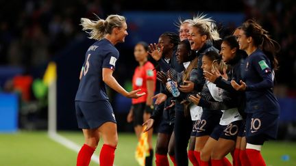 Les Bleues célèbrent leur quatrième but face à la Corée du Sud, vendredi 7 juin 2019 au Parc des Princes, lors du match d'ouverture de la Coupe du monde féminine. (CHRISTIAN HARTMANN / REUTERS)