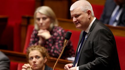 Le député de Charente-Maritime Olivier Falorni, spécialiste des questions de fin de vie, s'exprime à l'Assemblée nationale, à Paris, le 8 novembre 2022. (THOMAS SAMSON / AFP)