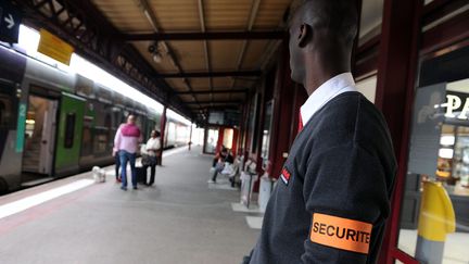 Un agent de sécurité à la gare SNCF de Saint-Étienne-Châteaucreux (Loire), le 9 mai 2013 (photo d'illustration). (CLAUDE ESSERTEL / MAXPPP)