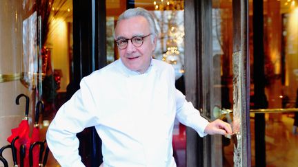 Le chef Alain Ducasse, devant le Plaza Athénée à Paris, ici en octobre 2015, a été récompensé de trois étoiles au guide Michelin, le 1er février 2016. (ANTOINE LORGNIER / ONLY FRANCE)