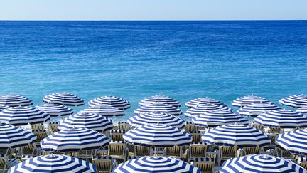 Des parasols sur la plage de Nice. (FRASER HALL / ROBERT HARDING PREMIUM / AFP)