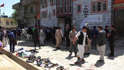 Les lieux de l'attaque-suicide à Kaboul (Afghanistan), dimanche 22 avril, devant un centre d'enregistrement pour les élections. (HAROON SABAWOON / ANADOLU AGENCY / AFP)