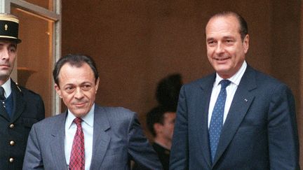 Michel Rocard et Jacques Chirac, à la sortie de Matignon, le 10 mai 1988.&nbsp; (JOEL ROBINE / AFP)