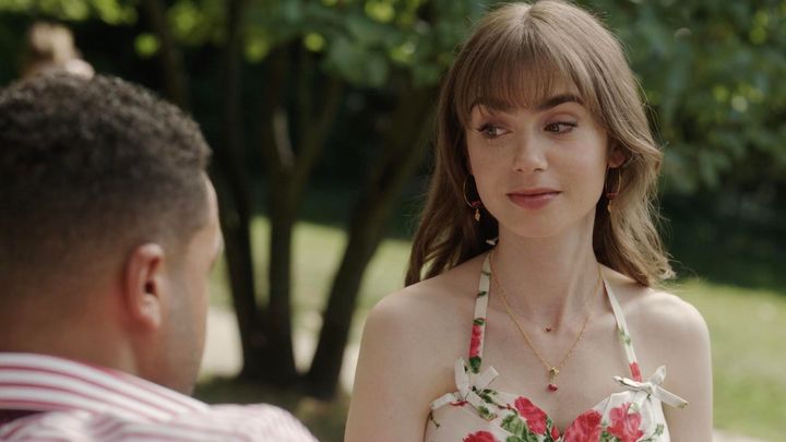 Lily Collins, dans l'épisode 4 de la saison 3, portant les boucles d'oreilles de Nancy et Nadia Koch. (Netflix / Nach)