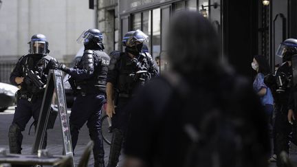 Des membres des forces de l'ordre lors&nbsp;de la "marche des libertés" à Nantes (Loire-Atlantique), le 12 juin 2021. (ESTELLE RUIZ / HANS LUCAS / AFP)