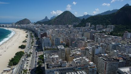 La plage et le quartier de Copacabana, &agrave; Rio de Janeiro (Br&eacute;sil), le 28 mars 2013. (YASUYOSHI CHIBA / AFP)