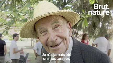 À 94 ans, Maurice, pionnier de l’agriculture biologique depuis plus de 50 ans, reçoit la médaille de l’ordre du Mérite agricole. Brut l’a suivi pour cette occasion un peu spéciale