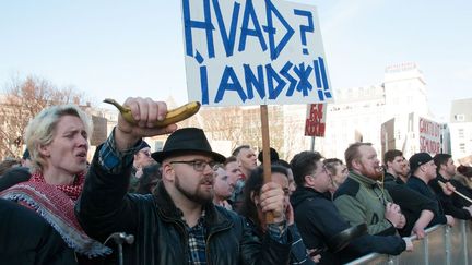 Le lundi 4 avril 2016, des milliers de manifestants dans la capitale Reykjavik ont réclamé la démission du premier ministre. Certains brandissaient des bananes, symbolisant les dérives d’une «république bananière». Ils étaient entre 8 et 22.000 manifestants sur une population totale de 330.000 habitants. En 2008, déjà, les Islandais étaient descendus en masse dans la rue et avaient obtenu un changement de gouvernement alors que le pays faisait faillite à cause de son système bancaire. (CITIZENSIDE / JOHANN HANSEN / CITIZENSIDE)