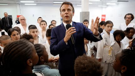 Emmanuel Macron à Clichy-sous-Bois, le 8 juin 2022. (CHRISTIAN HARTMANN / AFP)