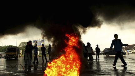 Des &eacute;tudiants manifestent &agrave; Makassar (Indon&eacute;sie) contre l'augmentation du prix de l'essence pr&eacute;vue par le gouvernement, le 19 mars 2012. (YUSUF AHMAD / REUTERS)