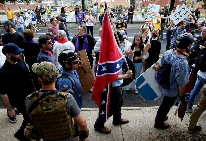 Un manifestant porte un drapeau confédéré dans les rues de Charlottesville, samedi 12 août 2017. (JOSHUA ROBERTS / REUTERS)