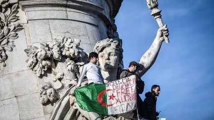 La diaspora algérienne en nombre dimanche 24 février après-midi à Paris. "Pouvoir assassin", "Système dégage", "Seul le mandat du peuple", pouvait-on lire parmi les slogans inscrits sur les pancartes brandies par les manifestants, réunis place de la République, dans le centre de la capitale française.&nbsp; (STEPHANE DE SAKUTIN / AFP)