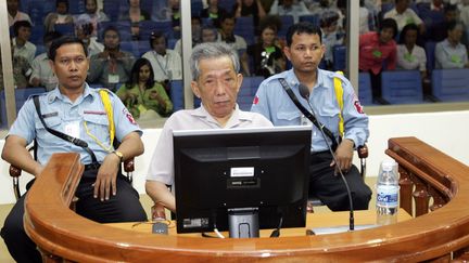 Kaing Guek Eav, plus connu sous le nom de Duch, est assis sur le banc des accusés&nbsp;au tribunal de Phnom Penh (Cambodge), le 5 décembre 2008.&nbsp; (MAK REMISSA / POOL / AFP)