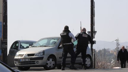 Des policiers déployés aux abords du lycée Alexis de Tocqueville de Grasse (Alpes-Maritimes),&nbsp;jeudi 16 mars. (VALERY HACHE / AFP)