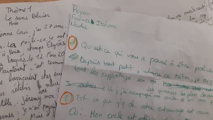 Les feuilles de travail de plusieurs jeunes participant à l'atelier "Ma cité va créer" à Reims, le 3 novembre 2021 (ARIANE GRIESSEL / FRANCE INTER)