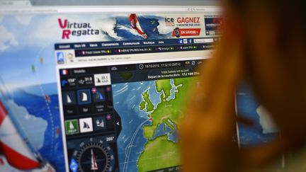 Une internaute joue à "Virtual Regatta", la version en ligne du Vendée Globe, le 19 octobre 2016. (LOIC VENANCE / AFP)