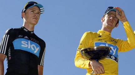 Chris Froome et Bradley Wiggins sur le podium du Tour de France 2012 (JOEL SAGET / AFP)