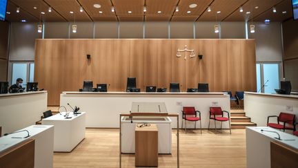 La salle d'audience dans le palais de justice de Paris, le 27 août 2020. (STEPHANE DE SAKUTIN / AFP)