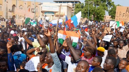 Des milliers de personnes manifestent devant l'ambassade de France à Niamey (Niger) le 30 juillet 2023. (BALIMA BOUREIMA / ANADOLU AGENCY / AFP)