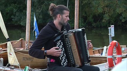 VIncent Peirani sur les bords de l'Erdre (Elodie Soulard / France télévisions)