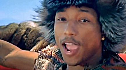 Pharrell Williams coiffé d'un autre drôle de chapeau, dans le clip "Hot n Fun" des N.E.R.D (2010).
 (Saisie écran)