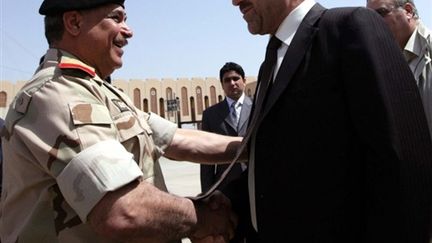 Le Premier ministre Nouri al-Maliki salue un officier à Bassorah (25 mars 2008). (AFP)