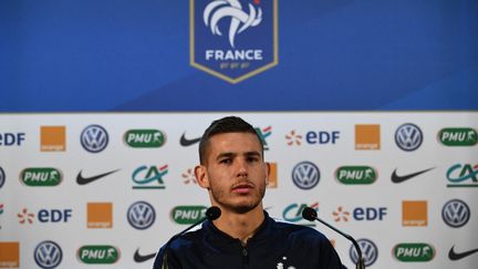 Le défenseur français Lucas Hernandez&nbsp;durant&nbsp;une conférence de presse lors du Mondial 2018 le 17 juin 2018, à Istra (Russie). (FRANCK FIFE / AFP)