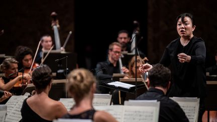 La cheffe d'orchestre Rebecca Tong pendant le concours La Maestra, à la Philharmonie de Paris.&nbsp; (MARTIN BUREAU / AFP)