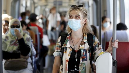 Une jeune femme porte un masque dans les transports en commun à Nice, le 6 juillet 2022. (DYLAN MEIFFRET / MAXPPP)