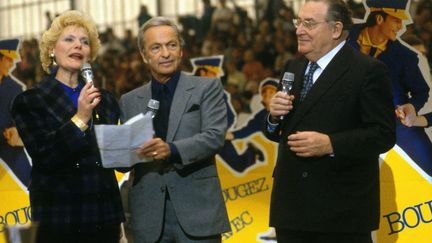 Guy Lux et Léon Zitrone, les deux présentateurs légendaires de l'émission Intervilles (ici en 1986 avec Simone Garnier). (CHIP HIRES / GAMMA-RAPHO / GETTY IMAGES)