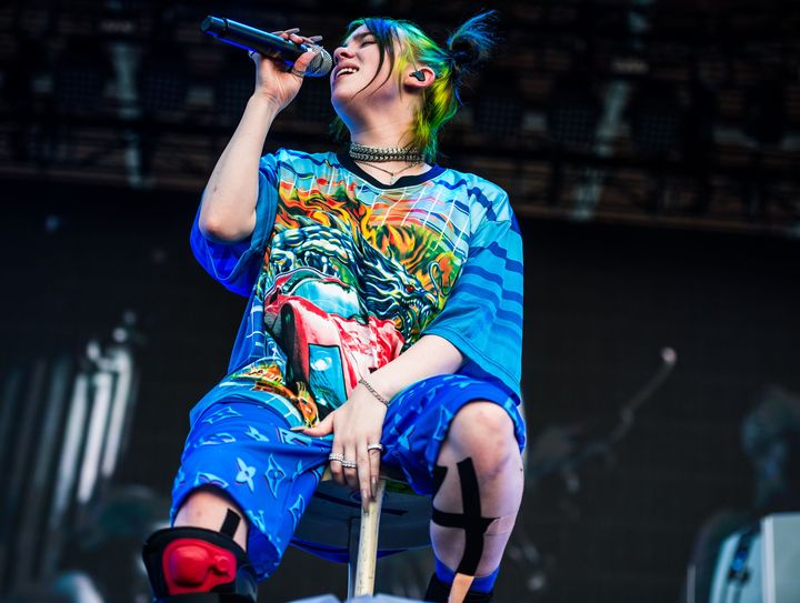 La chanteuse américaine Billie Eilish sur scène à Milan (Italie) le 31 août 2019, équipée d'une attelle&nbsp;à la jambe droite. (MONDADORI PORTFOLIO / GETTY)