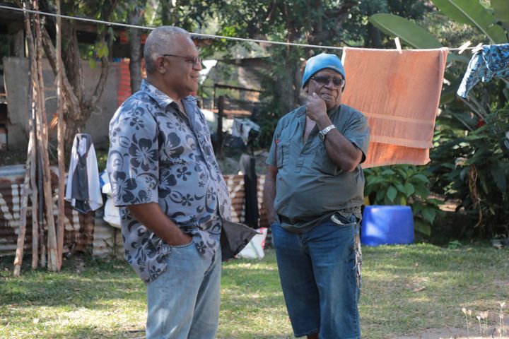 Sylvain Pabouty et Pascal Meimdi dans le squat de Nouville en Nouvelle-Calédonie. (ELISE LAMBERT/FRANCEINFO)