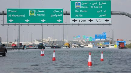 Route inondée à Dubaï (Emirats arabes unis) après les pluies torrentielles du 16 avril 2024 (STRINGER / MAXPPP)