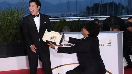 Bong Joon-Ho offre sa Palme d'Or à l'acteur Song Kang-Ho (DAVID FISHER/REX/SIPA / SHUTTERSTOCK)