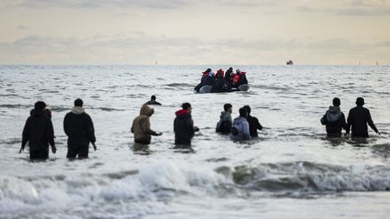 Migrants at the water's edge, near Gravelines, in the North, on April 26, 2024. (SAMEER AL-DOUMY / AFP)