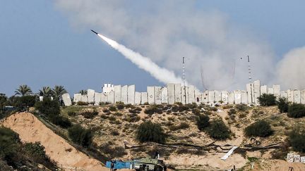 Un tir de roquette lors d'un exercice militaire du Hamas et d'autres factions armées de la bande de Gaza, le 29 décembre 2020. (MAHMUD HAMS / AFP)