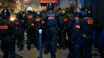 Des policiers membres de la Brav-M interviennent lors de la manifestation contre la réforme des retraites du 20 mars 2023 à Paris. (BENOIT DURAND / HANS LUCAS / AFP)