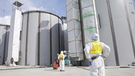 &nbsp; (Des ouvriers travaillant sur le site nucléaire de Fukushima s'apprêtent à porter plainte © Maxppp)