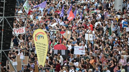 Manifestation d'étudiants et d'enseignants devant le parlement à Budapest (Hongrie), le 16 juin 2023. (ATTILA KISBENEDEK / AFP)