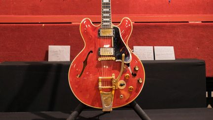 La guitare Gibson ES-355 de Noel Gallagher, présentée le 17 mai à l'Hôtel Drouot, à Paris, pour sa vente aux enchères (BRUNO LEVESQUE / MAXPPP)