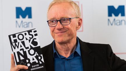 David Grossman tient un exemplaire de son roman "Un cheval entre dans un bar", lauréat du Man Booker International Prize, le 13 juin 2017 à Londres
 (Ray Tang / Anadolou Agency / AFP)