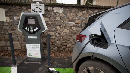 Une voiture électrique&nbsp;en charge sur une borne dans un&nbsp;village du Puy-de-Dôme, en 2019. (THIBAUT DURAND / HANS LUCAS)