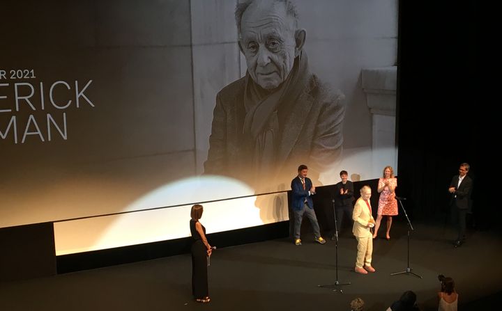 Le réalisateur Frederick Wiseman reçoit le Carrosse d'or de la Quinzaine des Réalisateurs&nbsp;au cours de la soirée d'ouverture à Cannes le 8 juillet 2021. (LCA / FRANCEINFO CULTURE)