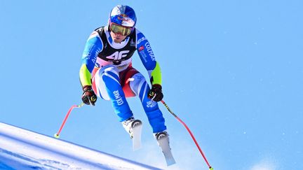 Le Français Alexis Pinturault en plein saut durant le super-G des championnats du monde de Courchevel, le 9 février 2023. (FRANCOIS-XAVIER MARIT / AFP)