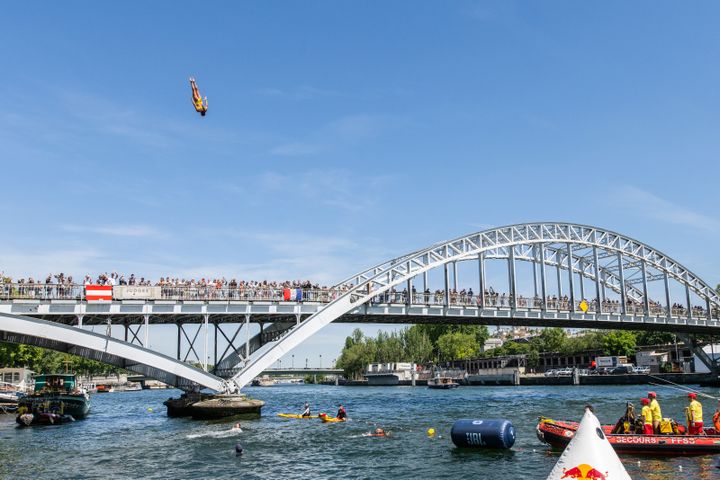 La Colombienne&nbsp;Maria Paula Quintero, à l'entraînement, jeudi 16 juin 2022, avant l'étape à Paris du circuit mondial de plongeon extrême. (WWW.REDBULLMEDIAHOUSE.COM)